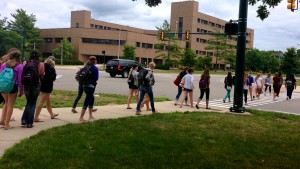 Edge students leave the Urban Planning building and head toward the Comm. Arts building, where they will break into smaller teams to work on their yearbook themes.  Photo by Kelly Martinek.